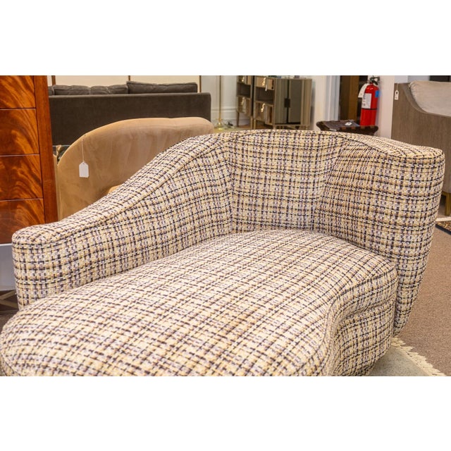 Modern Vintage Post Modern Plinth Base Beige Tweed Fabric Chaise Sofa Lounge Chair For Sale - Image 3 of 6