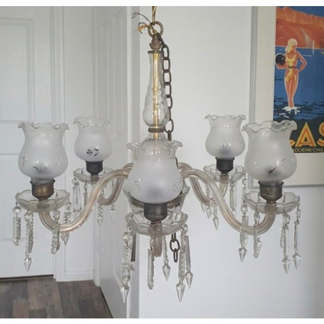Beautifull 5 arm 1950's chandelier made of chrystal and glass.