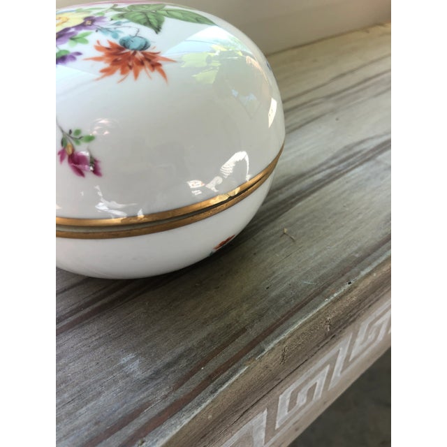 Off-white 1960s Herend Porcelain Hand Painted Floral Lidded Trinket Box For Sale - Image 8 of 10