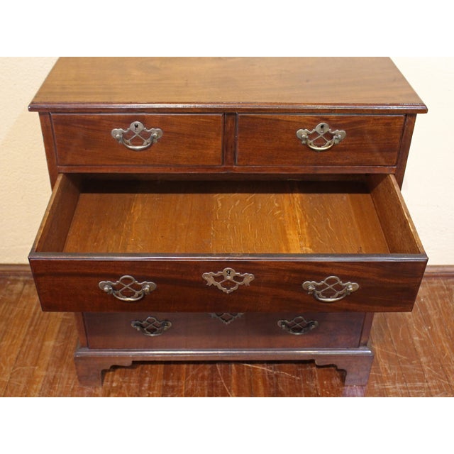 Mid-18th Century George III Mahogany Bachelor's Chest For Sale - Image 4 of 9