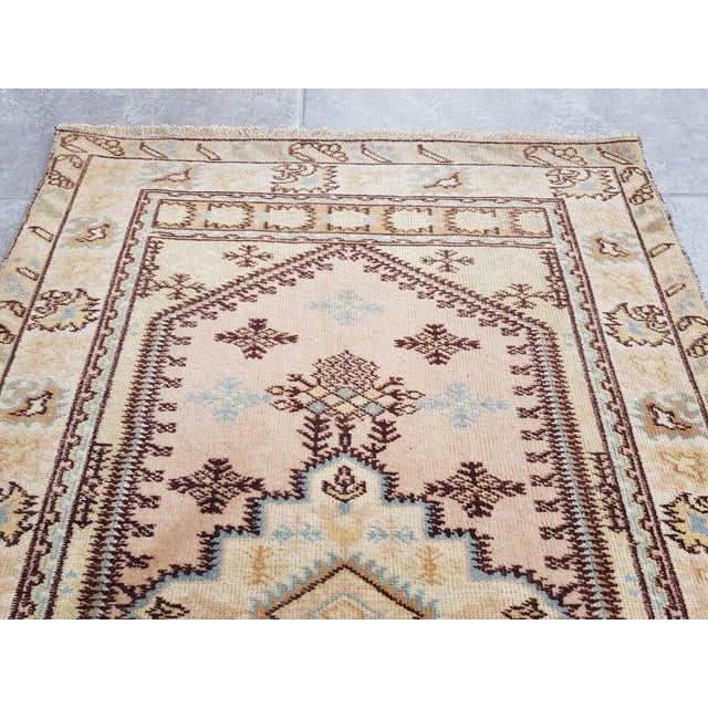 Small Pink & Brown Aztec Oushak Rug, 1960s For Sale - Image 10 of 11