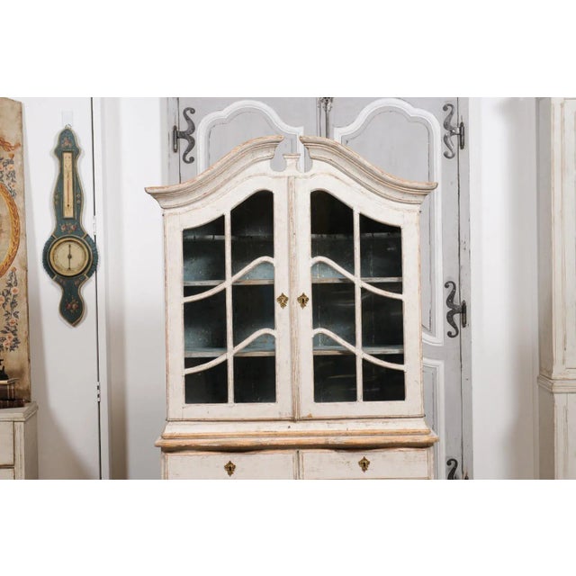 Light Gray Rococo Style 1850s Swedish Light Grey Painted Bonnet Top Vitrine Cabinet For Sale - Image 8 of 12
