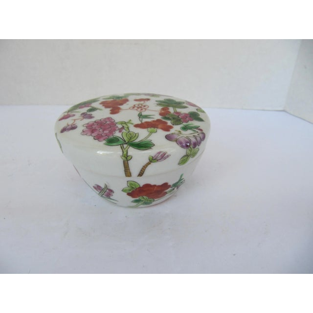 Round Chinoiserie Porcelain Box With Flowers For Sale In Raleigh - Image 6 of 6