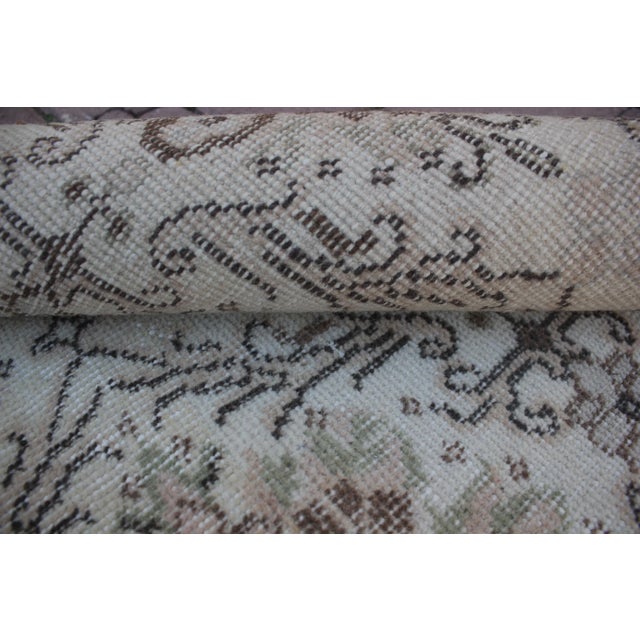 1970s Mid-Century Modern Art Deco Turkish Vintage Floral Beige Oushak Area Rug For Sale - Image 11 of 13
