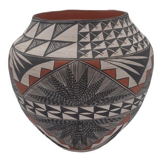 Large Signed Acoma Pueblo Polychrome Olla by Lydia H. Ray ("Lee") For Sale