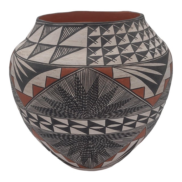 Large Signed Acoma Pueblo Polychrome Olla by Lydia H. Ray ("Lee") For Sale