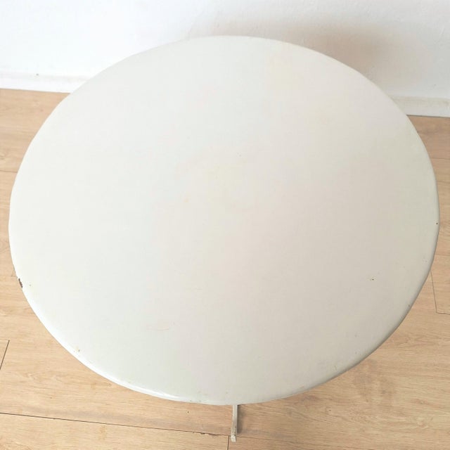 Vintage White Enamelled Metal Table, 1950s, in Very Good conditions. Designed 1950 to 1959