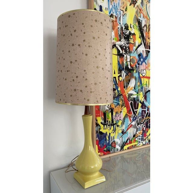 Vintage Mid Century Modern Yellow Ceramic Table Lamp | Original Atomic Pattern Shade, C. 1960's For Sale - Image 4 of 9
