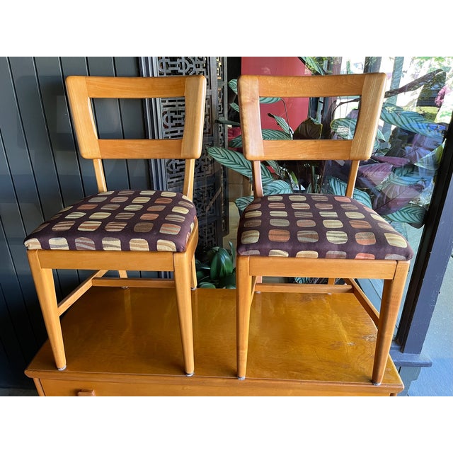 1950s Mid-Century Modern Honey Finish 8-Piece Dining Set — In the Style of Heywood-Wakefield For Sale - Image 5 of 12