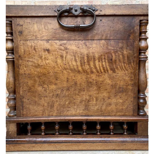 1940s Early 20th Century French Hand-Carved Wooden Trunk For Sale - Image 5 of 13