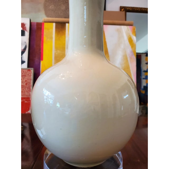Mid-Century Modern Italian Lucite / Porcelain Cream Lamps - a Pair For Sale In Boston - Image 6 of 7