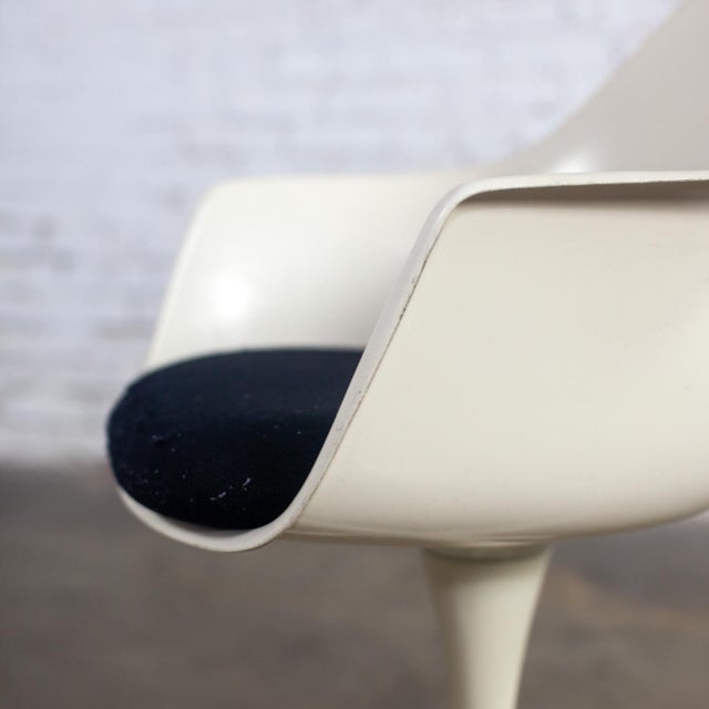 White Mid-20th Century MCM Burke Tulip Armchair No 116 With White Shell Round Stationary Base & Black Cushion For Sale - Image 8 of 17