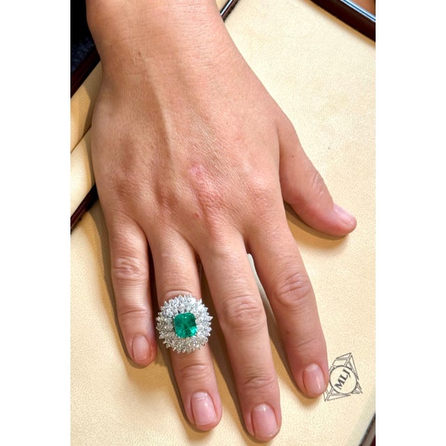 2020s 4 Carat Emerald Cut Colombian Emerald & 5.5 Ct Diamond Ring in Platinum Size 6 For Sale - Image 5 of 8