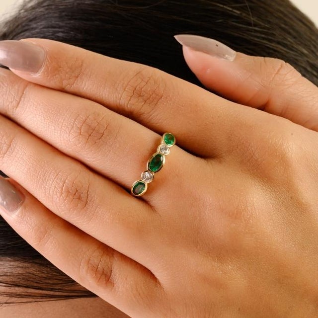 Emerald Oval Cut Three Stone Emerald Engagement Ring Size 7 With Natural Diamonds in 18k Gold For Sale - Image 8 of 16