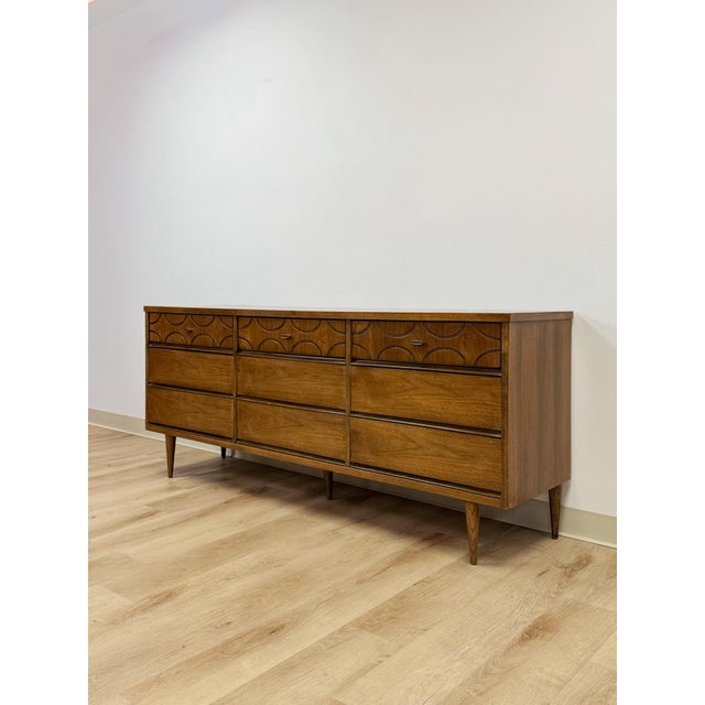 Mid-Century Modern Vintage MCM Bassett Style Nine Drawer Dresser With Wood Inlays Collectable Retro For Sale - Image 3 of 18