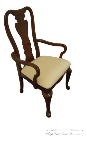 Thomasville Furniture Collector's Cherry Collection Traditional Queen Anne Style Splat Back Dining Arm Chair 10121-832
