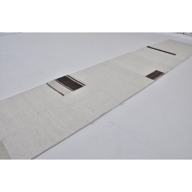 1950s White and Blach Turkish Kilim Runner For Sale In Phoenix - Image 6 of 10