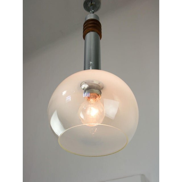 Takes 1x e27 light bulb (not included). A standard e26 american/canadian size also fits (tested). Works with 220v as well...