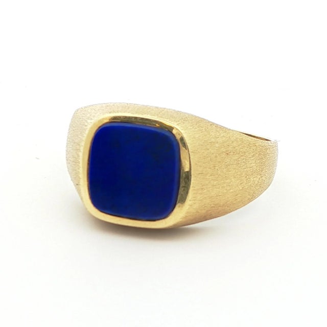 1980s 1980s 14k Yellow Gold Solitaire Lapis Ring, Size 6.25 For Sale - Image 5 of 10
