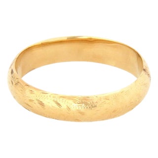 Mid 20th Century 14K Yellow Gold Circle Floral Bangle Bracelet For Sale