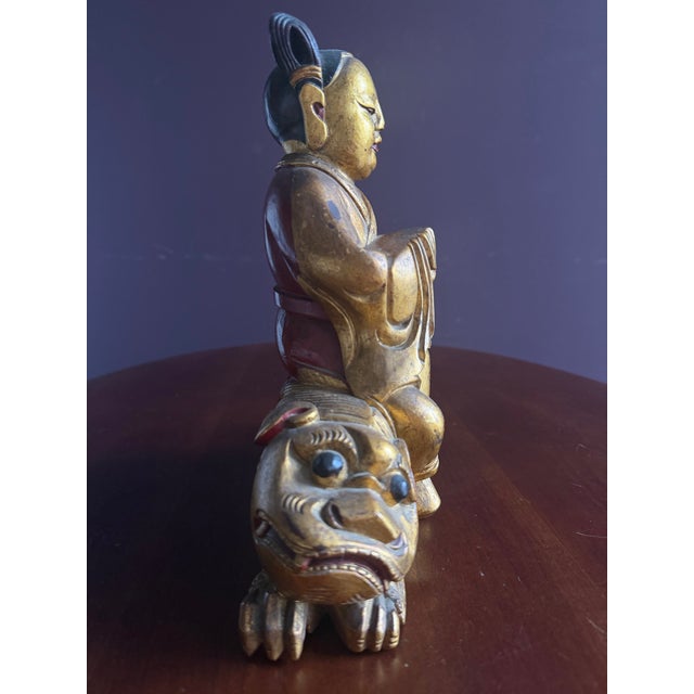 Mid 20th Century Chinese Carved Wooden Quan Yin or Ancestor Figure on Foo Dog Incense Holder. Beautiful Carving Sang De Bouef Undertones With Gold Overlay. For Sale - Image 5 of 10