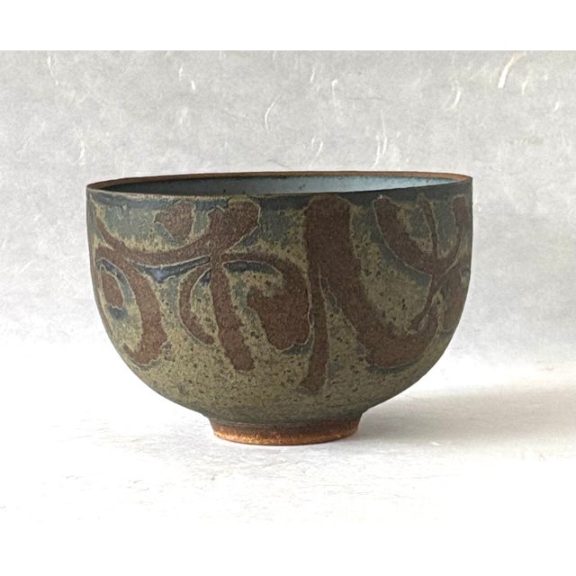 1990s An Elegant Vintage Hand-Made Stoneware Art Pottery Bowl by Gerry Williams For Sale - Image 5 of 10