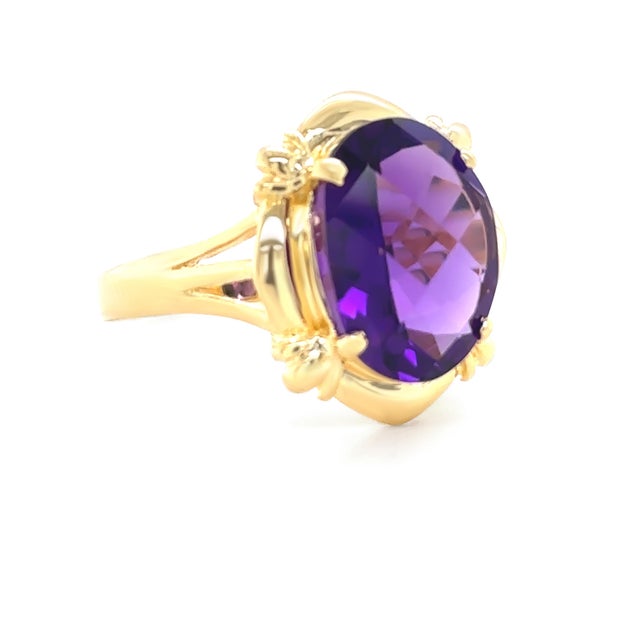 This elegant amethyst ring is crafted in 18ct yellow gold with a cast design and divided shoulders, showcasing superior...