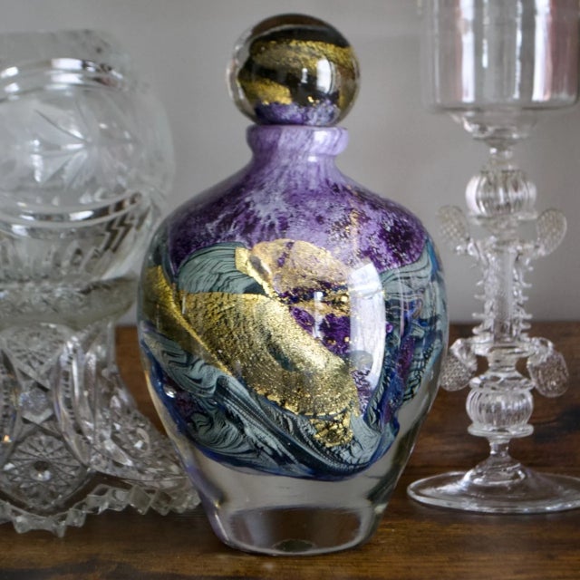 Jean-Claude Novaro Iridescent Art Glass Bottle With Stopper, 2005 – Purple, Blue & Gold For Sale - Image 4 of 6