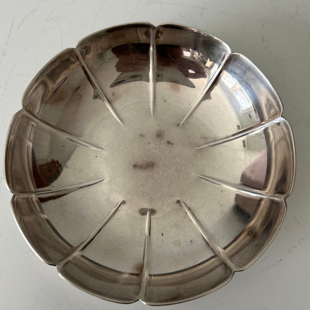 English Vintage English Chester Silver-Plated Scalloped Petal Serving Bowl For Sale - Image 3 of 5