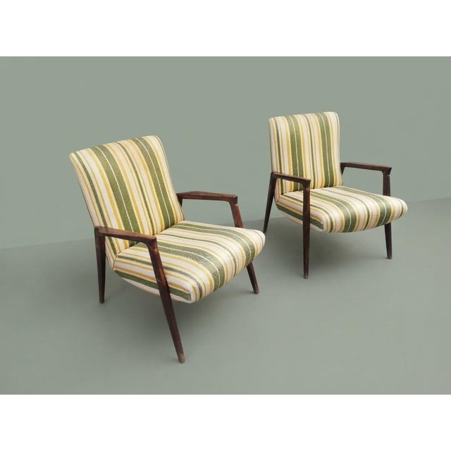 Pair of vintage armchairs with armrests and wooden frame. Designed in the style of Ico Parisi and Gio Ponti, essential and...