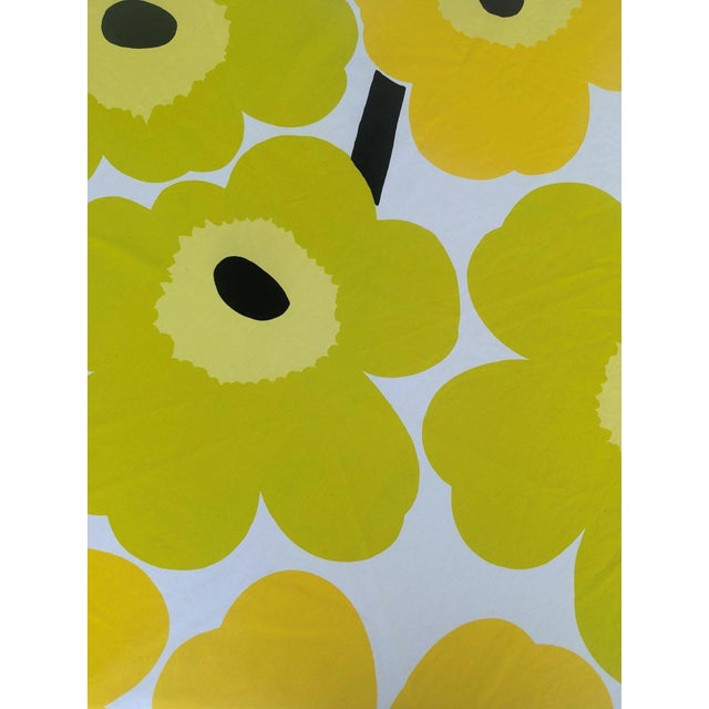 Offered is a Marimekko brand round lined cotton tablecloth featuring shades of yellow and bright green in the Unikko...