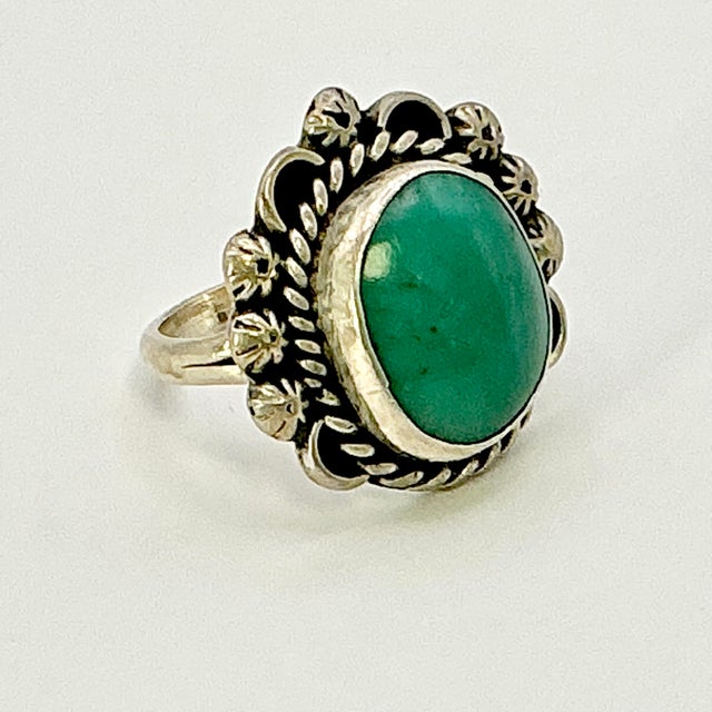 Rustic 1970s Vintage Southwestern Navajo Boho Chic Sterling & Turquoise Cocktail Ring - Size 7.25 For Sale - Image 3 of 14