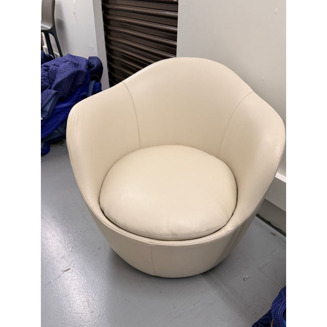 Contemporary DWR Leather Lína Swivel Chair For Sale - Image 3 of 10