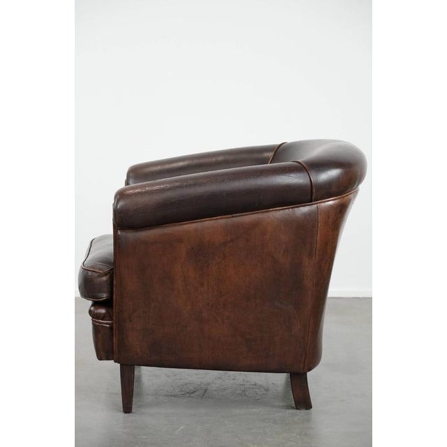 1990s Stylish and Characterful Dark Brown Vintage Club Armchair in English Style Made of Sheepskin with Matching Piping For Sale - Image 5 of 16