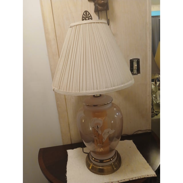 Chinoiserie 1970s Hollywood Regency Brass and Pink Glass Ginger Jar Table Lamp With Handpainted Calla Lily For Sale - Image 3 of 12