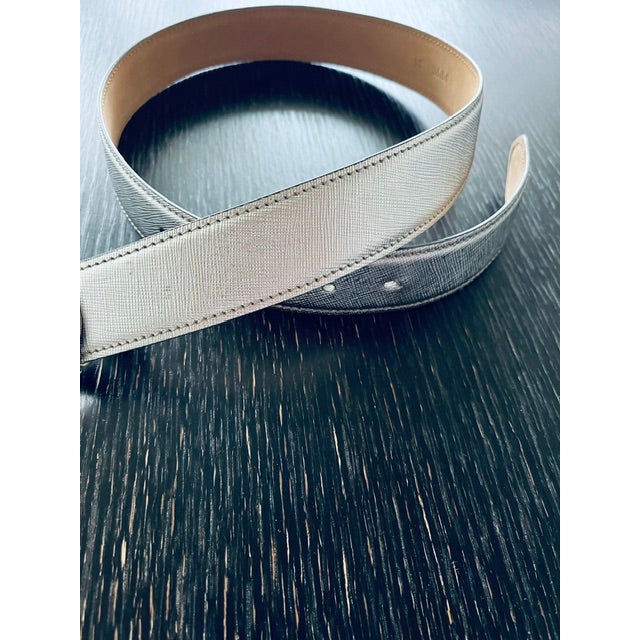 Prada Vintage Prada Silver Saffiano Leather Belt - Engraved Oval Buckle, Made in Italy For Sale - Image 4 of 13