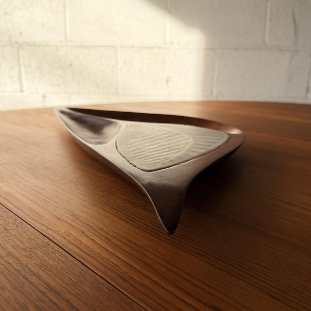 Mid-Century Modern Emil Milan Sculptural Bissilon Mahogany Leaf Shaped Vessel With Ceramic Inlay, 1960s For Sale - Image 3 of 8