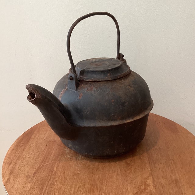 The product is a collectable big and heavy cast iron kettle by Gibson & Lee Mfg. Company Chattanooga. This antique kettle...