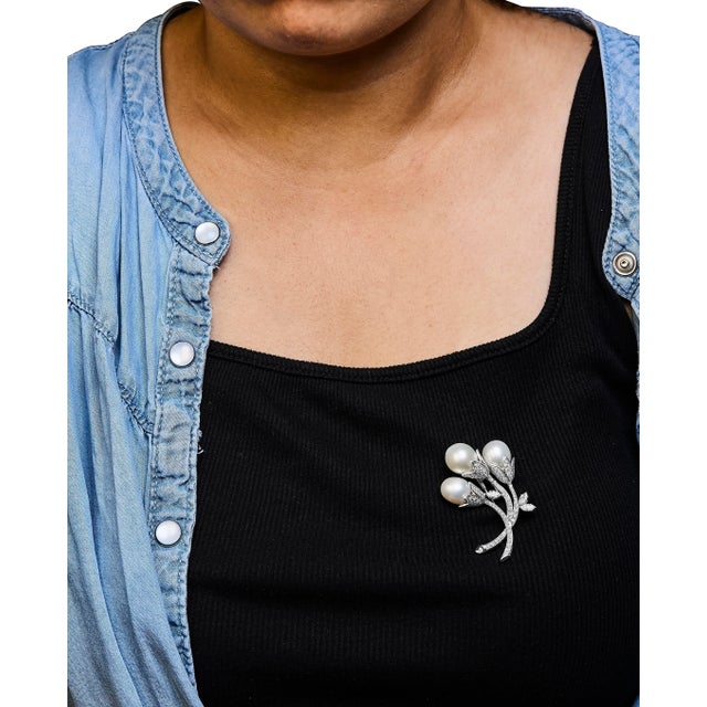 Early 21st Century 18K White Gold 2 1/5 Cttw Diamond and South Sea Pearl Floral Brooch Pin (G-H Color, VS1-VS2 Clarity) For Sale - Image 5 of 6