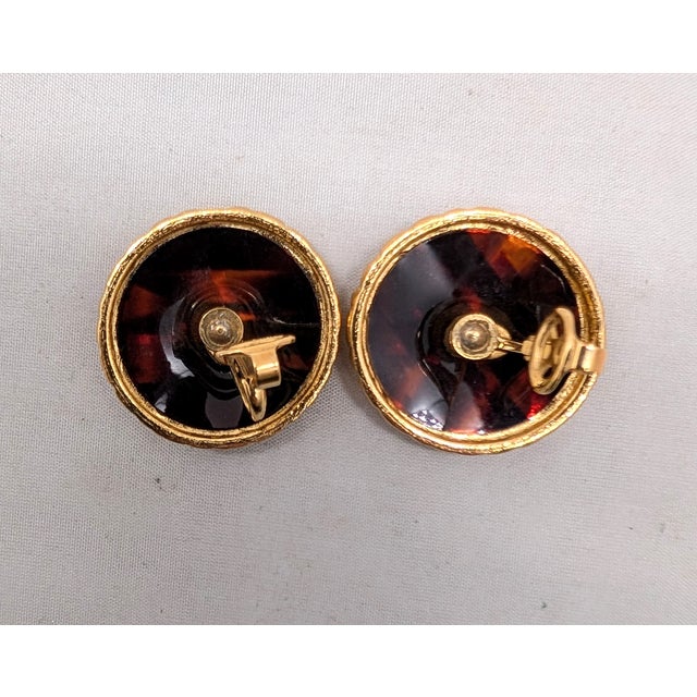 Vintage 1970s Signed Crown Trifari Round Goldtone Faux-Tortoise Clip Earrings-2 Pieces For Sale In Philadelphia - Image 6 of 6