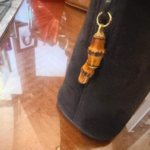 A 1990s Iconic Gucci Bamboo Navy Blue Suede Leather Hand Bag For Sale - Image 11 of 18