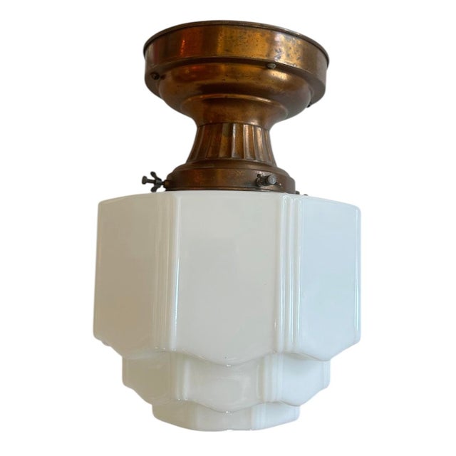 Love this fixture on its reeded holder. Very handsome.