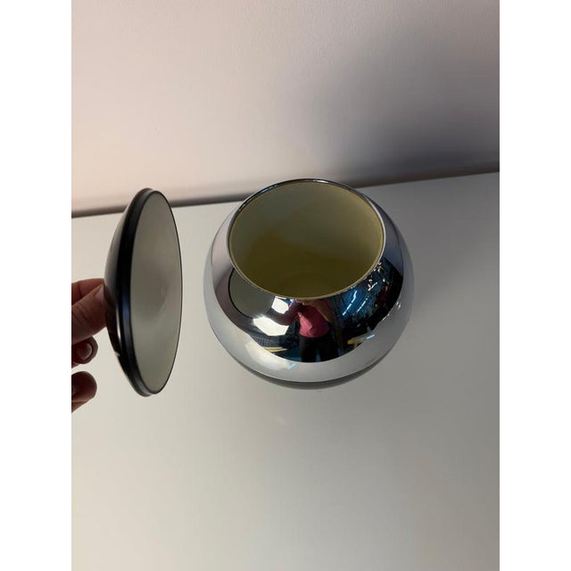 A 70s classic: This spherical ice bucket from the traditional German company Quist brings a touch of space-age style to...