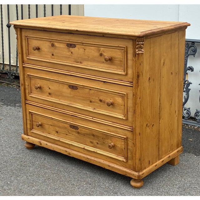 1900 - 1909 Pine Chest of Three Drawers For Sale - Image 5 of 18