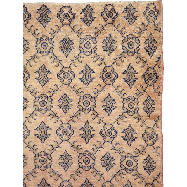 This mid-20th-century Turkish Anatolian accent rug presents a finely ordered allover lattice across a warm sand and...