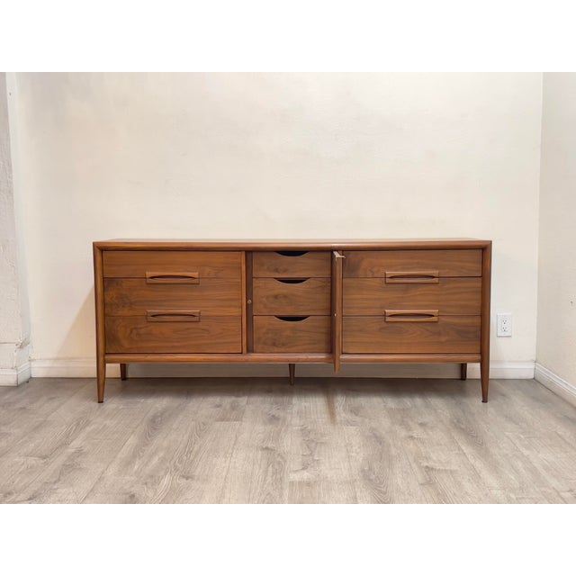 1960s Mid Century Modern Dresser For Sale - Image 5 of 12