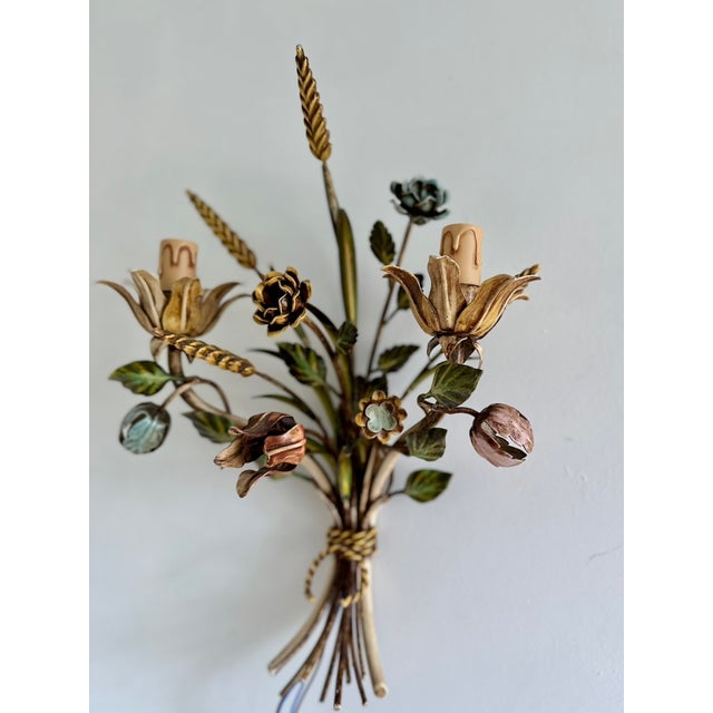 Beige Italian Hand-Painted Tole Floral Bouquet Wall Sconce, 1940s For Sale - Image 8 of 18