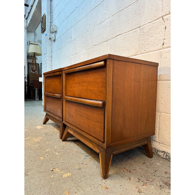 Mid-Century "Distinction" Walnut Night-Stands by Unagusta, Pair For Sale In New York - Image 6 of 17