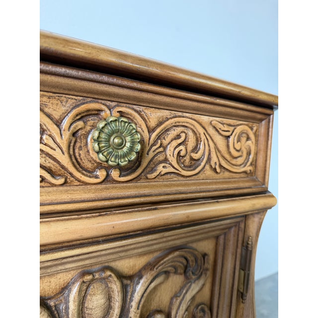 Vintage Hollywood Regency Style Carved Wood Front Door Nightstands – Pair For Sale In Miami - Image 6 of 12
