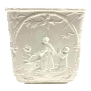 Mottahedeh “Musee Des Arts” Blanc De Chine Chinoiserie Porcelain Planter Cachepot – Italian Made Relief Scene